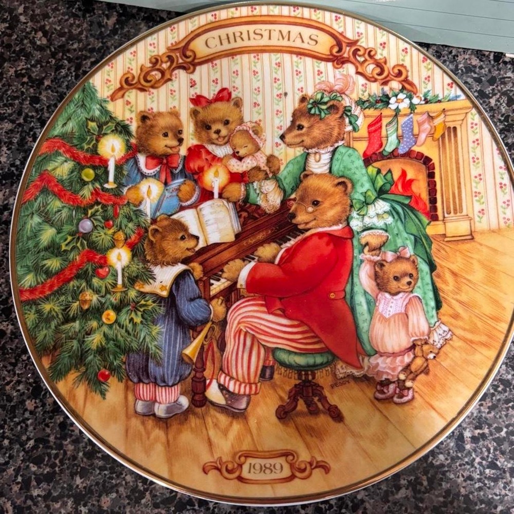 NIB Avon Christmas plate 1989 "Together for Christmas" Trimmed in 22K Gold